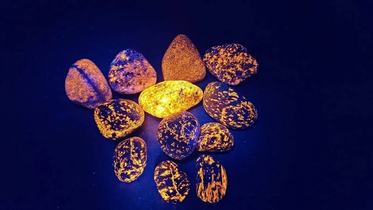 Karanlıkta parlayan mucize: Dünyadaki en nadir taşlar arasında yer alıyor, yalnızca o gölün kıyınsa bulunuyor