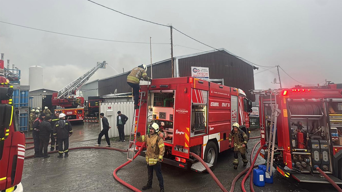 Eyüpsultan'da 3 iş yerinde yangın! Müdahale sürüyor