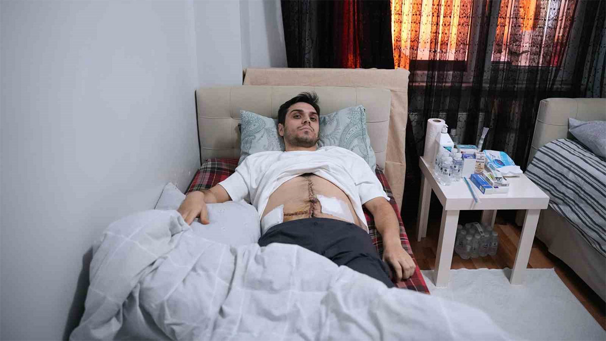 Bağcılar'da 18 yaş altı saldırganlar dehşeti yaşattı! Kavgayı ayırmak isterken 6 yerinden bıçaklandı