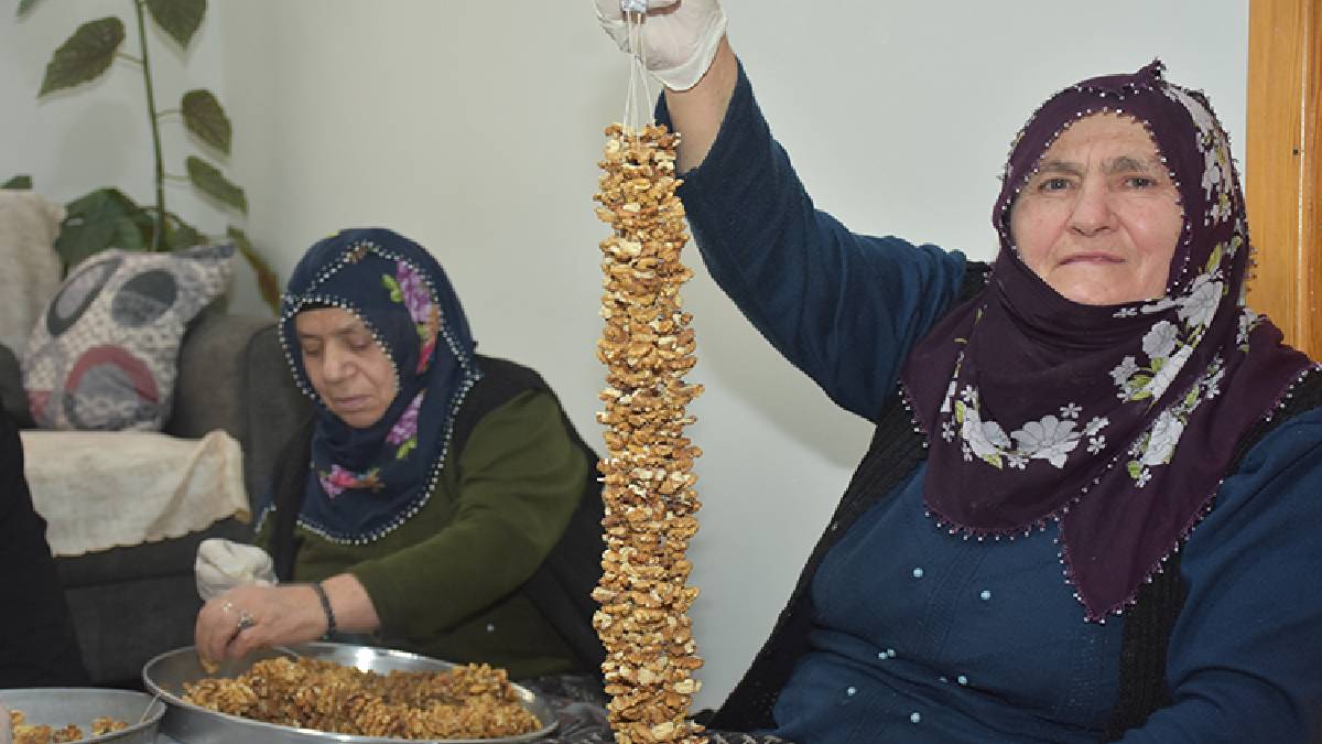 Önce ipe geçiriyorlar sonra ceplerini dolduruyorlar! Gümüşhane’nin meşhur lezzeti kadınlara kazandırıyor