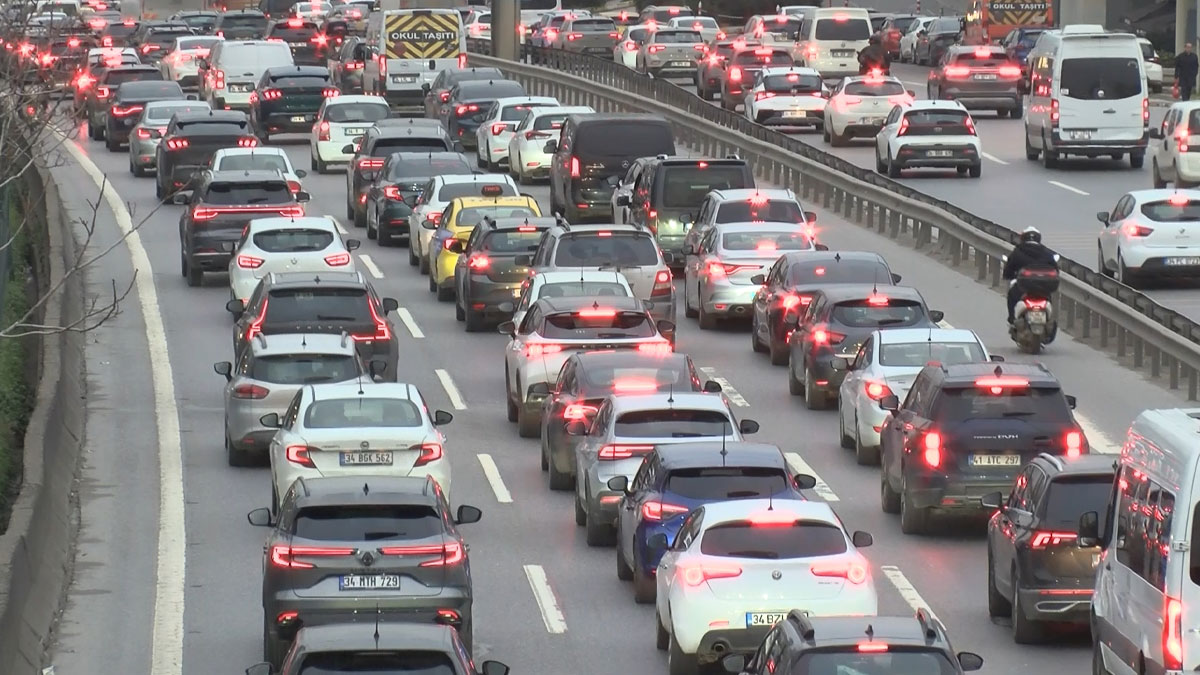 İstanbul'da haftanın ilk iş gününde trafik yoğunluğu