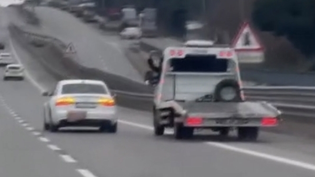 Tuzla’da trafik magandası dehşeti: Otomobile çarpıp sürücüyü darp etti