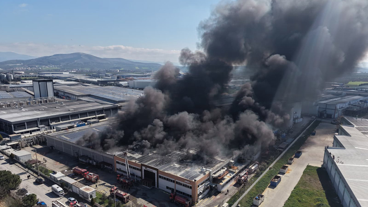 Manisa'da şekerleme fabrikasında yangın! Müdahale sürüyor