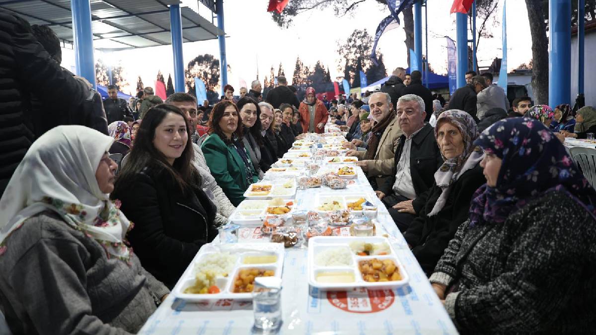 Başkan Çerçioğlu İncirliova'da kurulan iftar sofrasında vatandaşlarla bir araya geldi