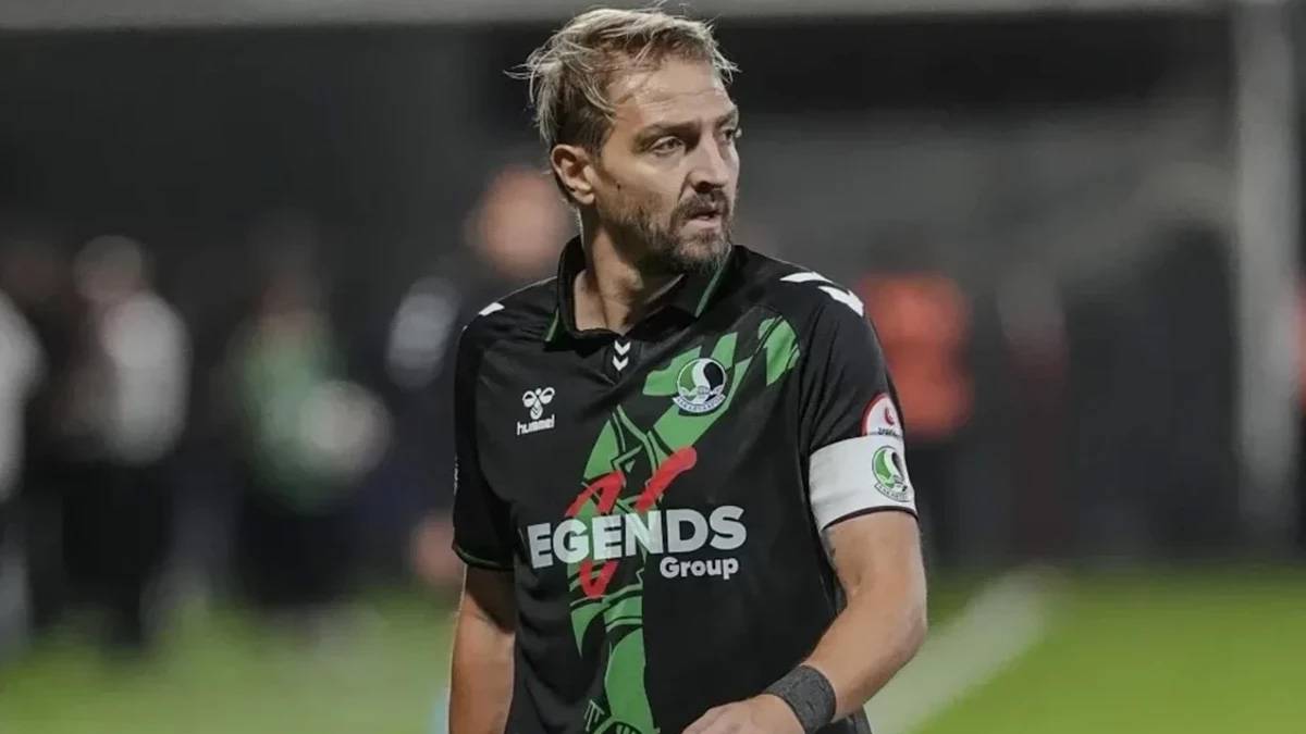 Caner Erkin sinirlerine hakim olamıyor: 4. kırmızı kart