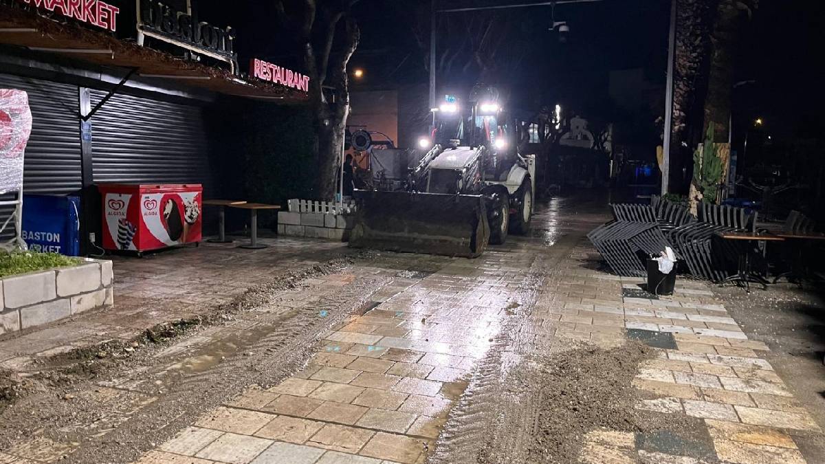 Belediye ekiplerinden fırtına ve yağmur sonrası kapsamlı temizlik