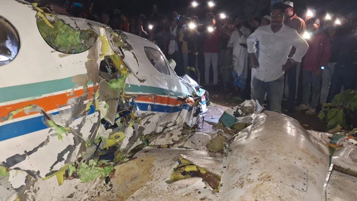 Hindistan'da ambulans uçağı düştü: 7 ölü