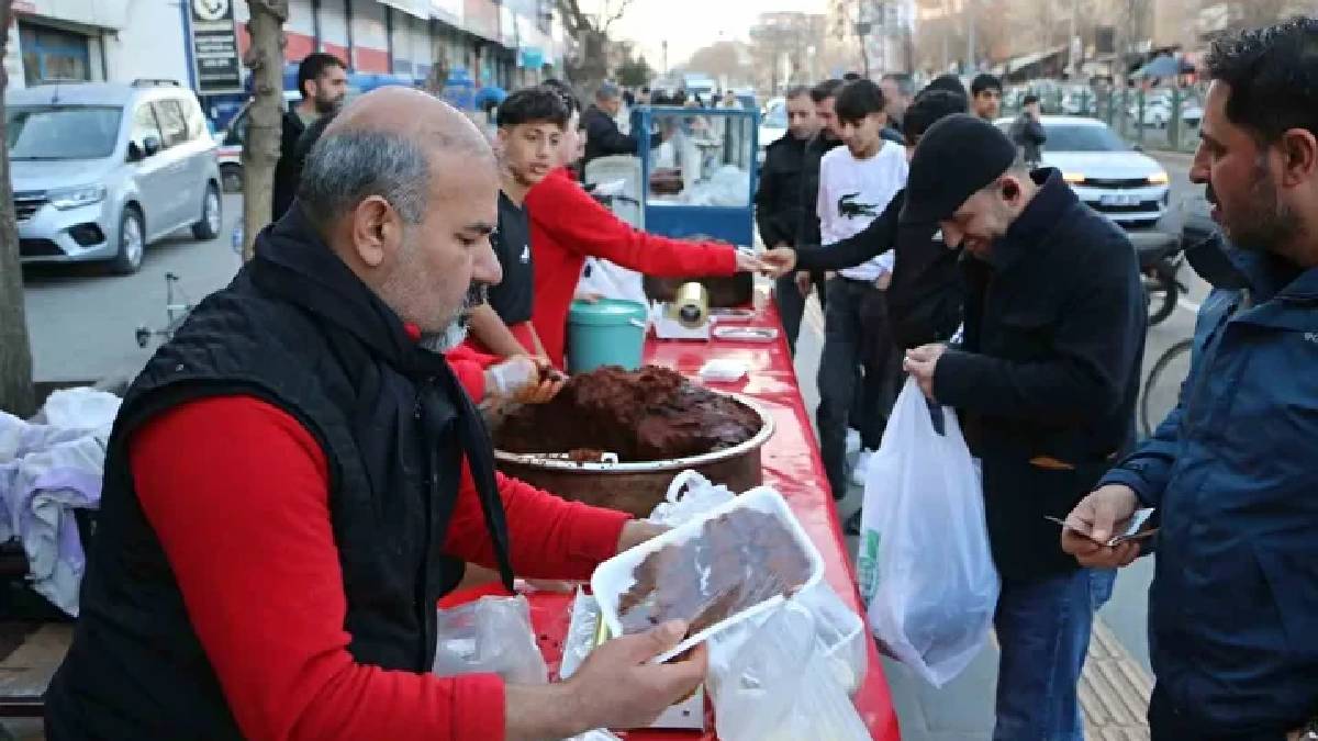 Bir yöre Ramazan’ı onsuz geçirmiyor: Sokaklar tezgahlarla, tezgahlar müşteriyle coşuyor!