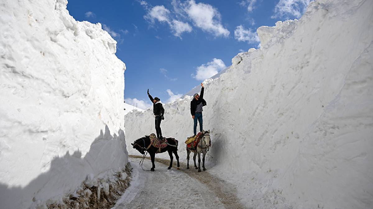 Zorlu kışın etkisi bitmiyor: ‘Kar koridoru’nu aşarak ulaşım sağlıyorlar!