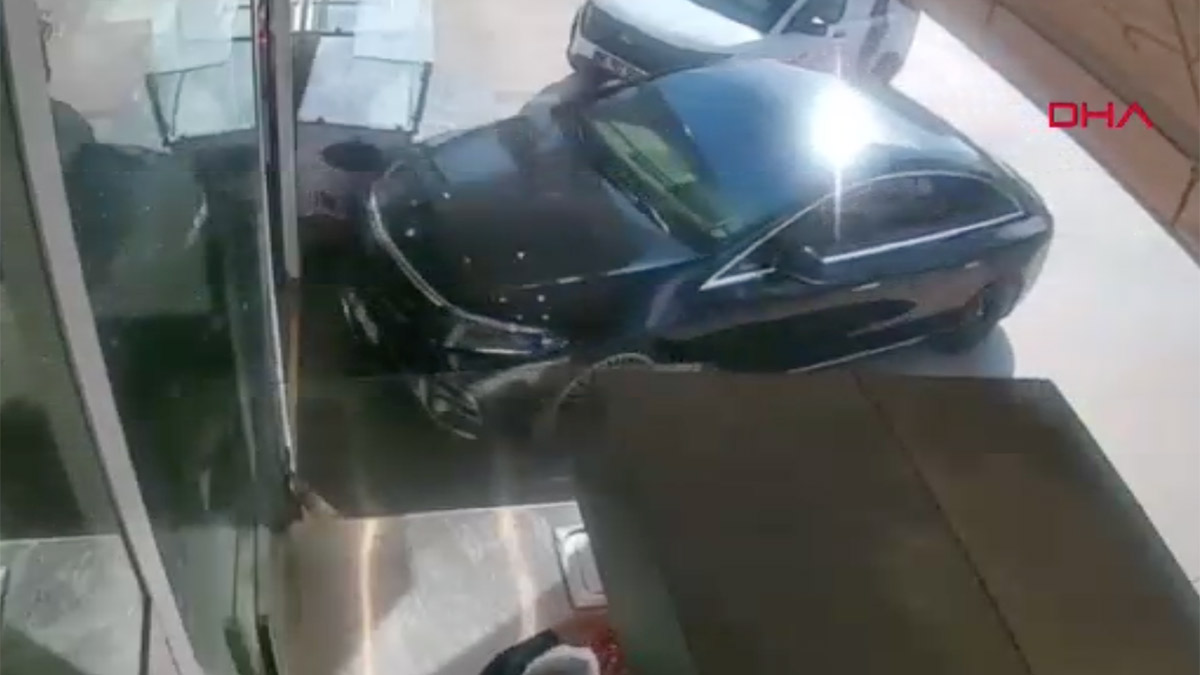 Kontrolden çıkan otomobil pastaneye daldı: O anlar kamerada