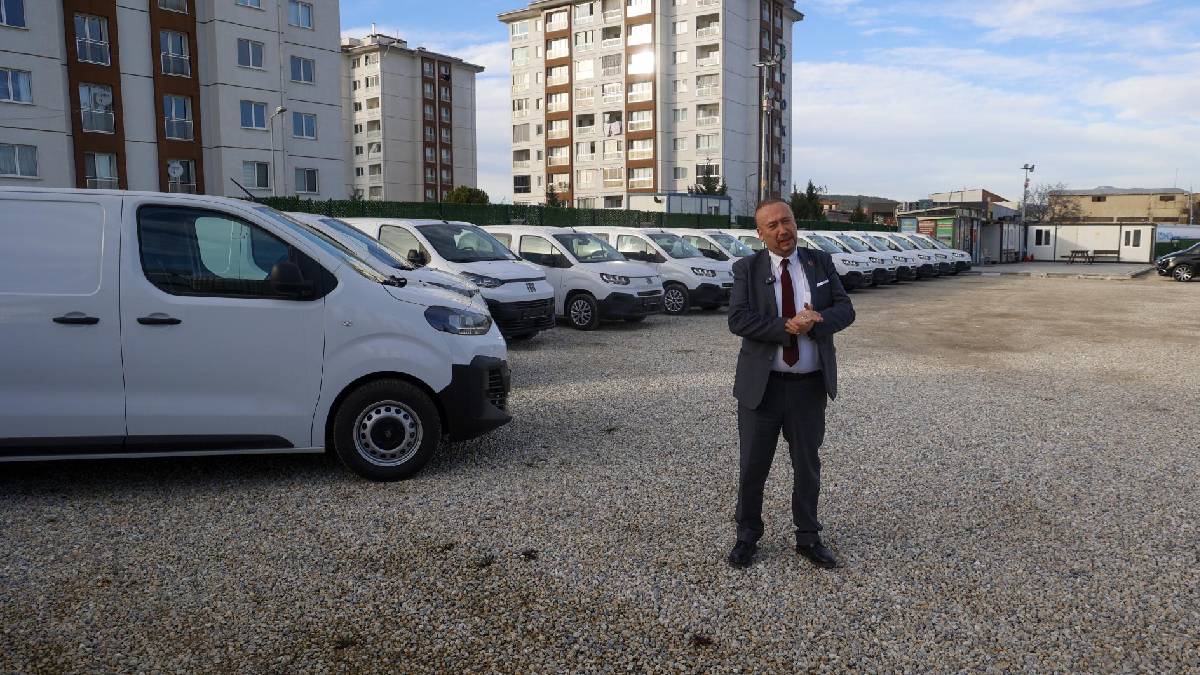 İcralık araçlardan dev araç filosuna... Uşak Belediyesi 14 tane yeni hizmet aracını daha bünyesine kattı