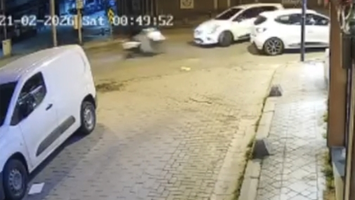 Zeytinburnu'nda feci kaza! Motosiklet ile otomobil kafa kafaya çarpıştı: O anlar kamerada