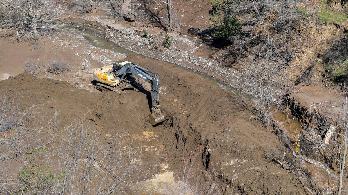 Büyükşehir ekipleri Ödemiş’te felaketi önledi: Çöken yolda çalışmalar başladı