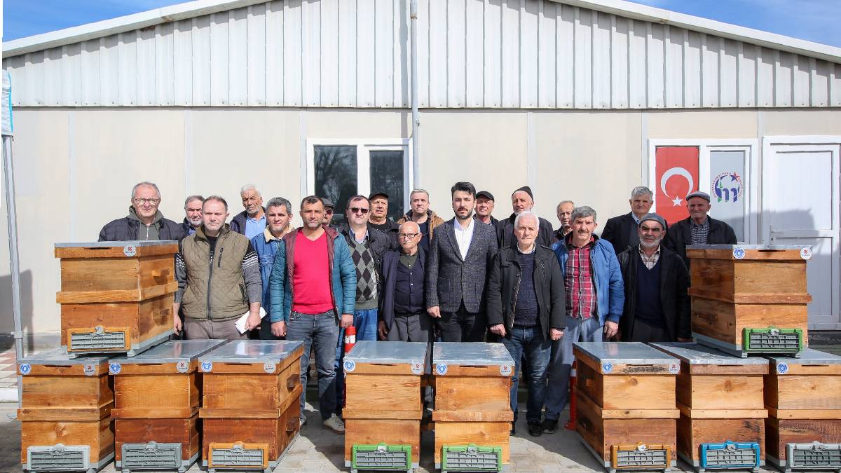 Bursa Büyükşehirden kırsal kalkınmaya bir destek daha:  46 üreticiye kişi başı 5 adet olmak üzere 230 adet boş arı kovanı...