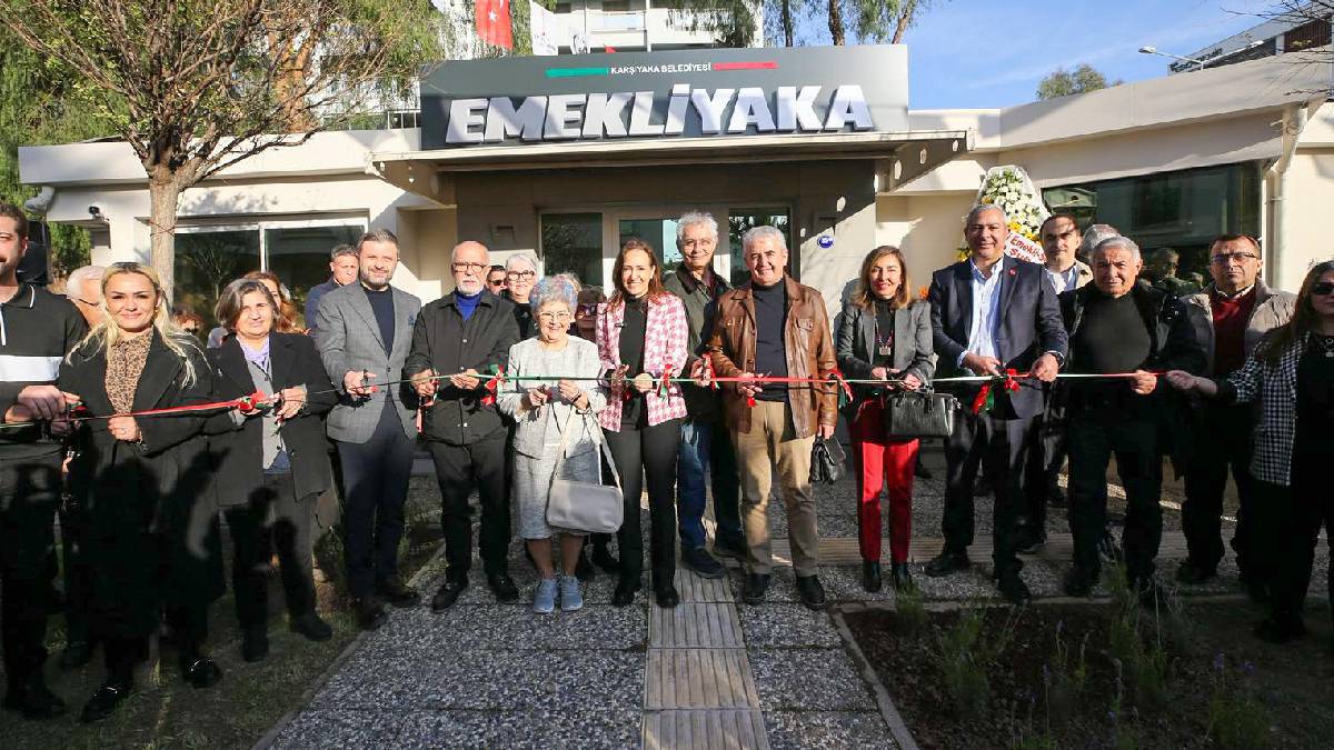 Karşıyaka’da bir açılış daha: Çınarlar ‘Emekli Yaka’ya kavuştu!