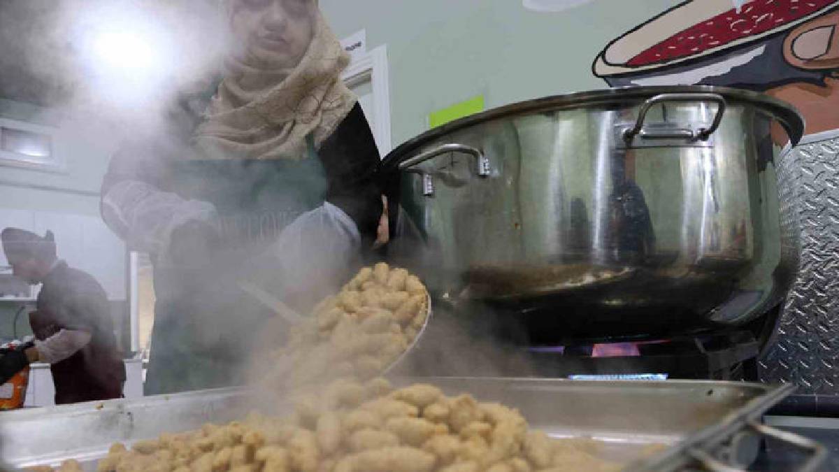 Gönüllüler ihtiyaç sahipleri için el ele verdi: Günlük 250 kişi için iftar hazırlanıyor