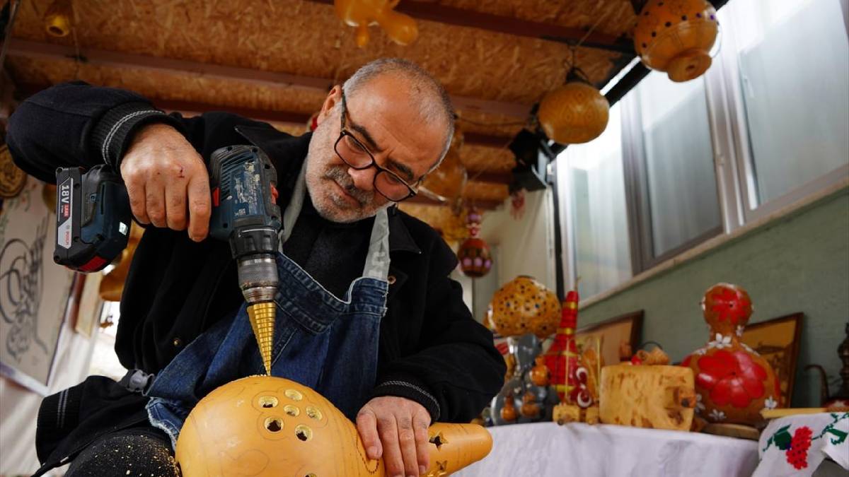 Amatörce başladı kendini geliştirdi: Su kabakları onun elinde şekil buluyor!