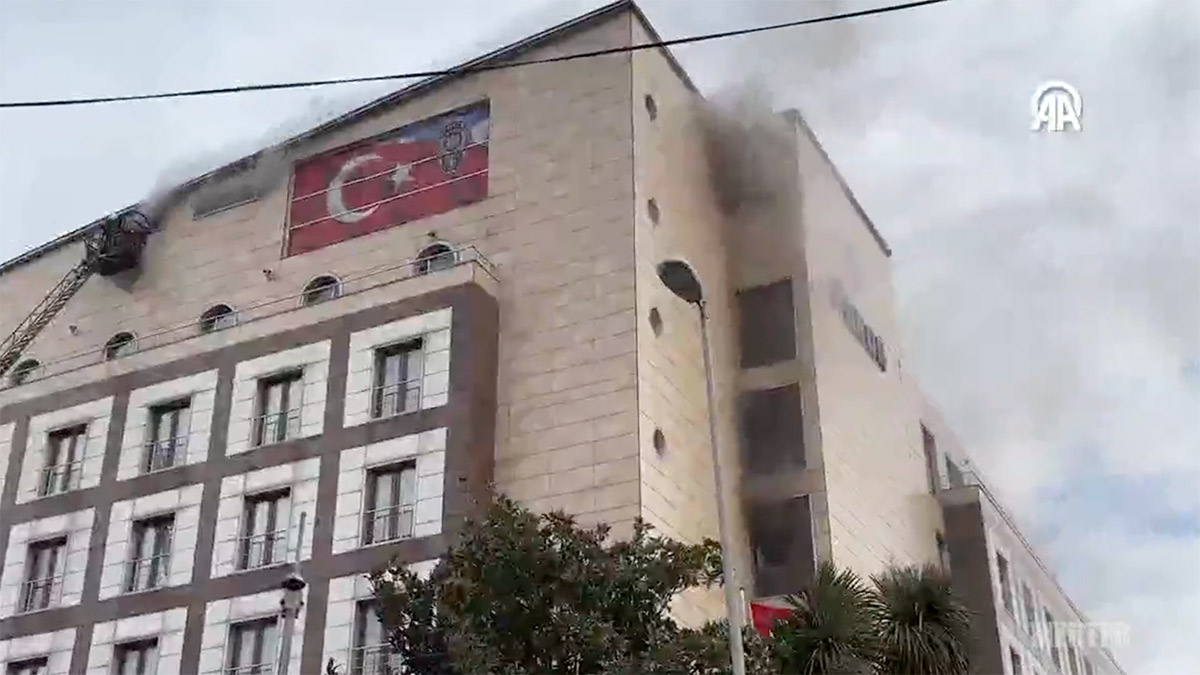 Merter Polisevi'nde yangın! İtfaiye ekipleri müdahale ediyor