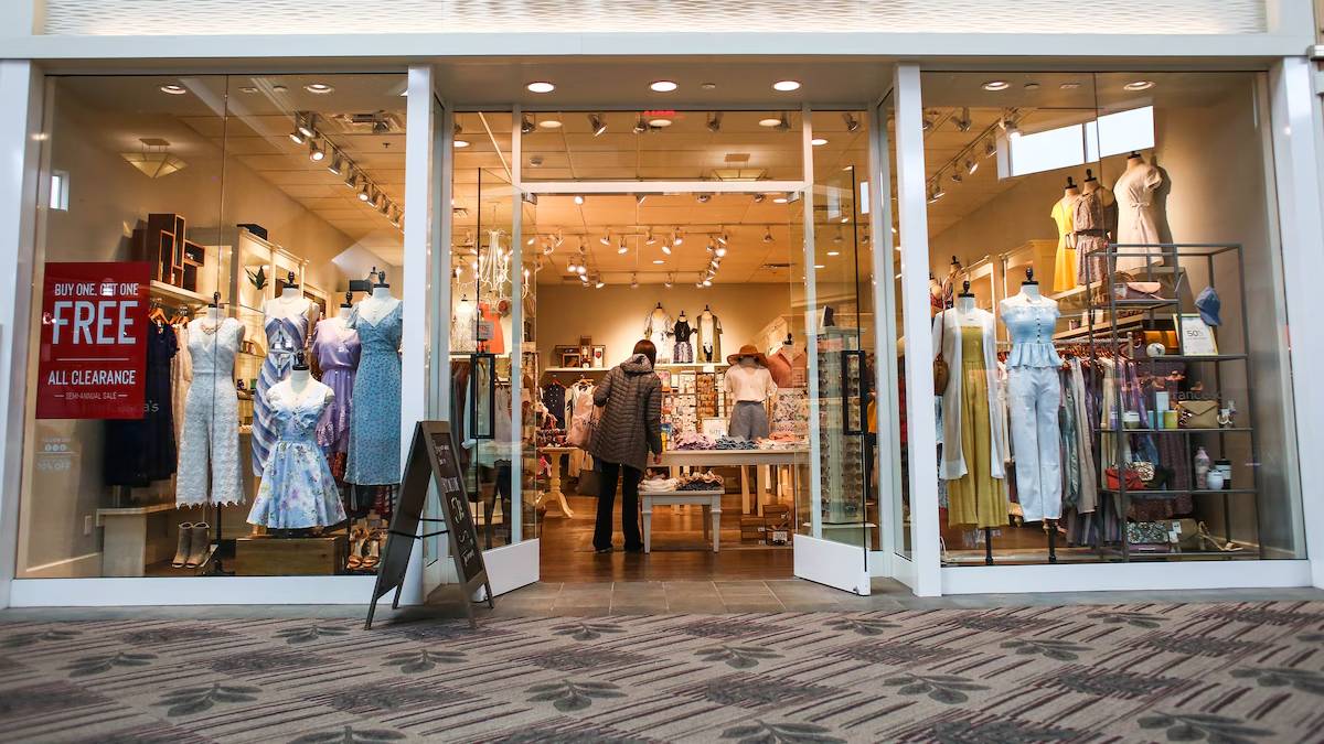 27 yıldır giyim sektöründeydi: 457 mağazasını aşamalı olarak kapatıyor!