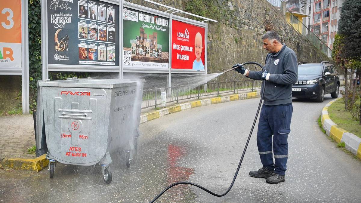 Belediye konteynerleri yıkayarak hijyen çalışmalarını sürdürüyor