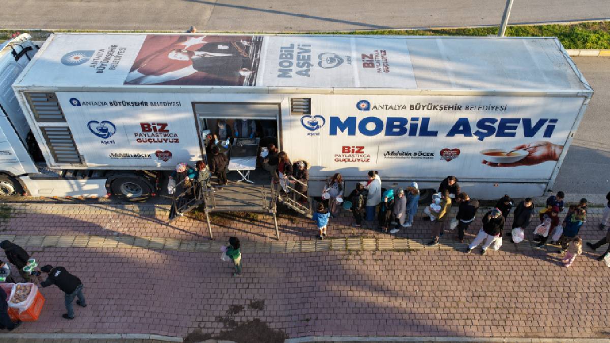 Büyükşehir’in geleneksel iftar ikramı sürüyor: Mobil Aşevi iftarda mahalle mahalle dolaşıyor