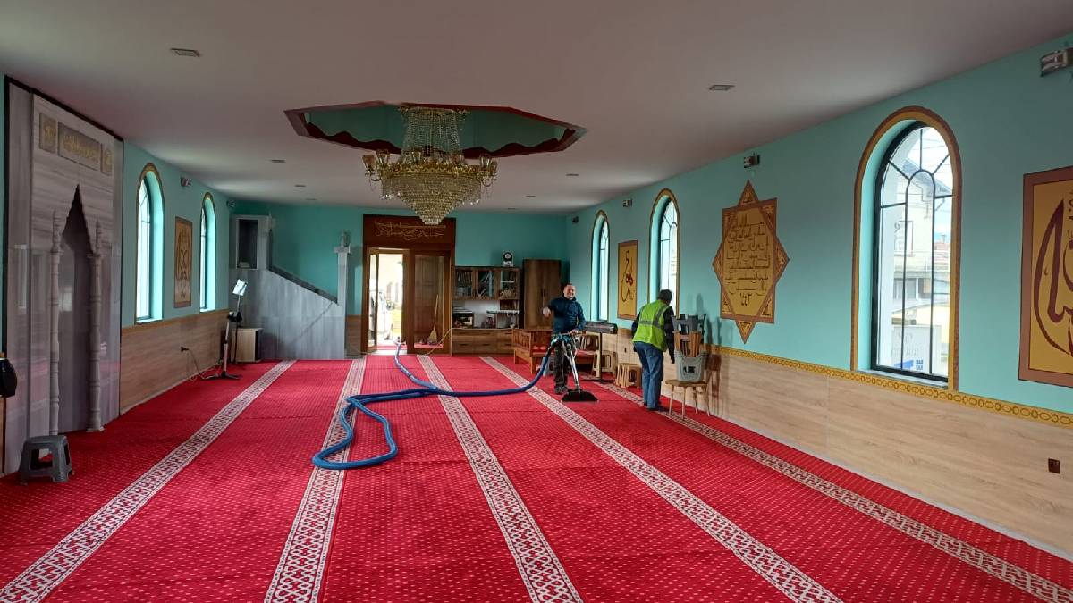 Balkanlardaki camilerde ramazan temizliği