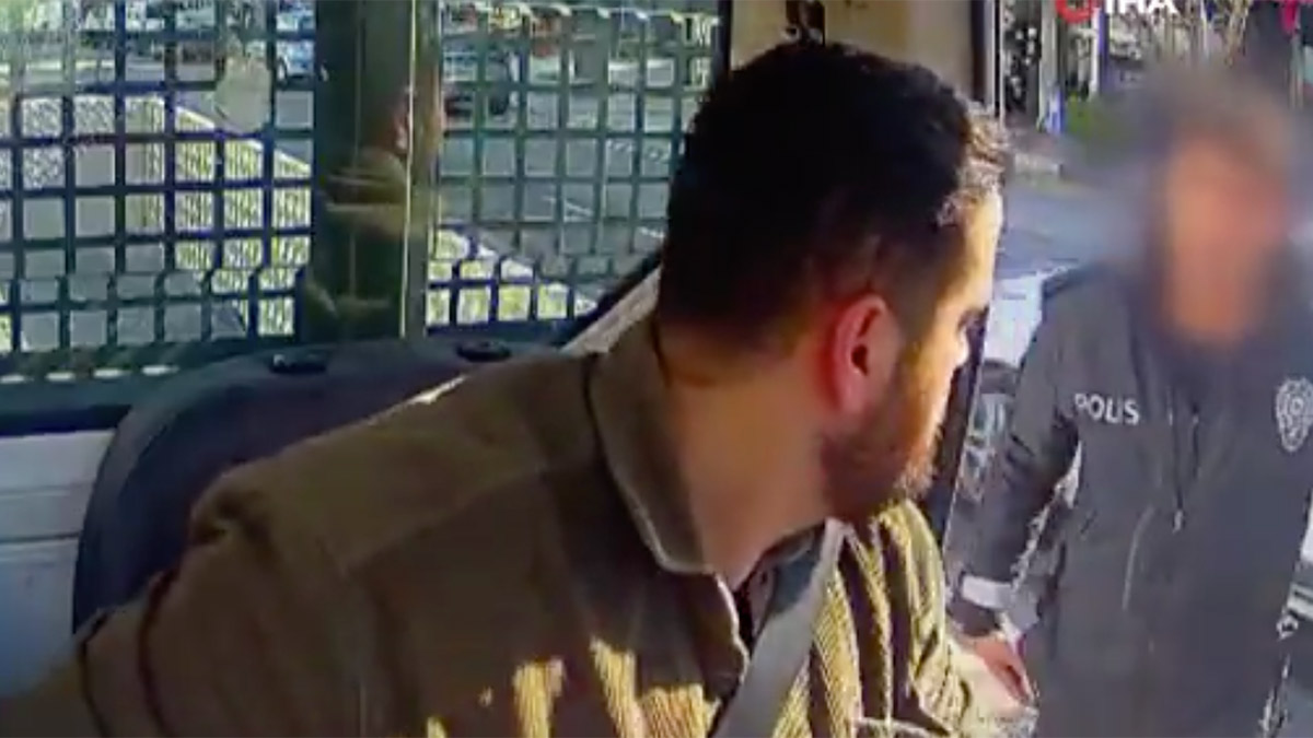 İzmir'de sürücüye yol ortasında darp! Polis memuru açığa alındı