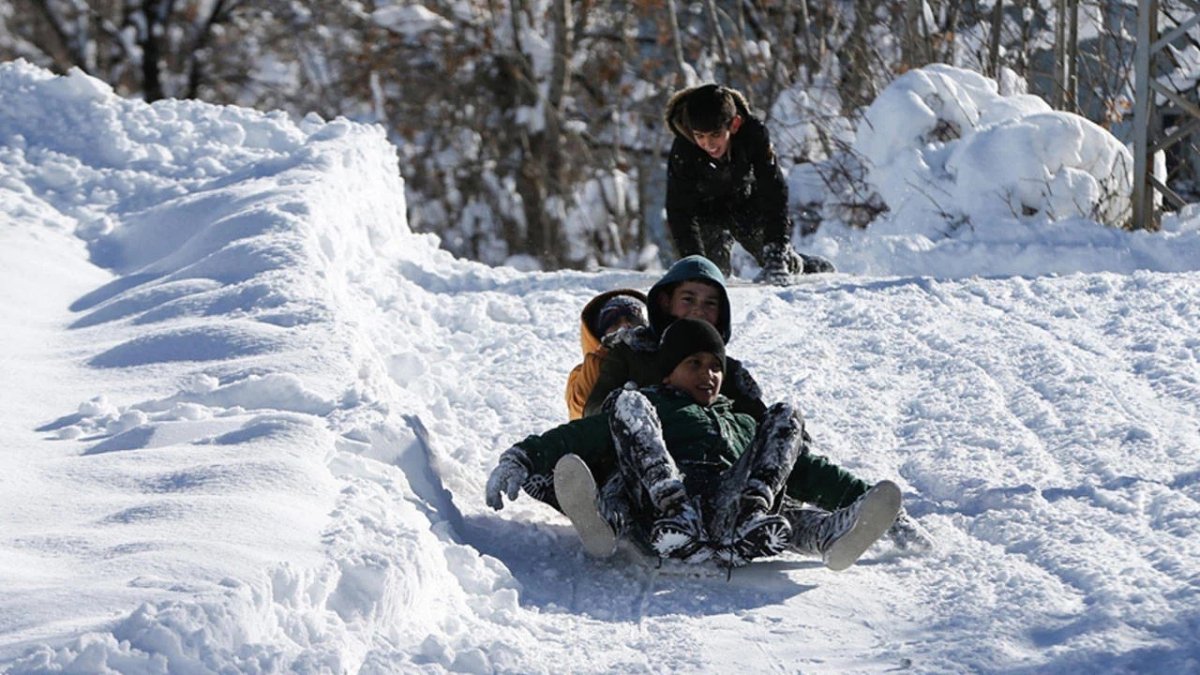 Kar yağışı eğitimi vurdu: Çok sayıda il ve ilçede okullar tatil
