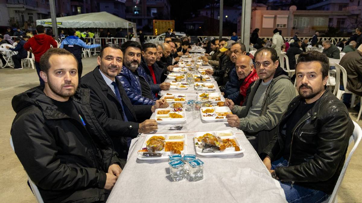 Manavgat Belediyesi Sarılar Mahallesi’nde binlerce kişiyi iftar sofrasında buluşturdu