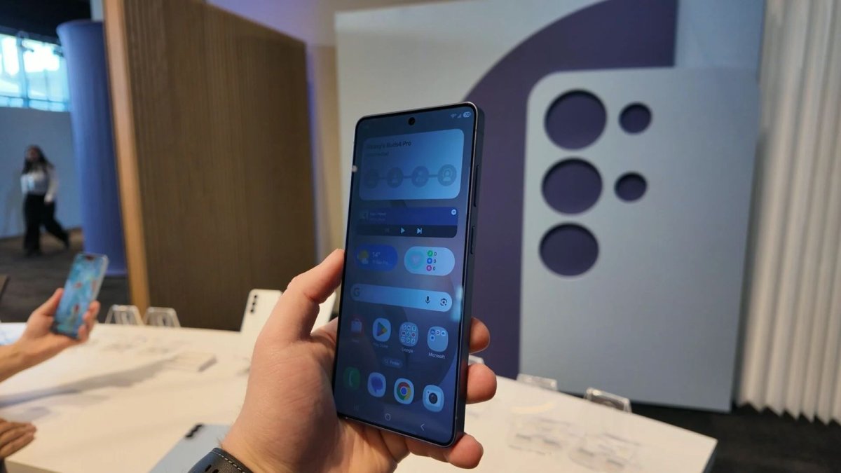 Samsung Galaxy S26 Ultra tanıtıldı: Yandakilerin ekranı görmesini engelleyen "privacy display" gerçek oldu