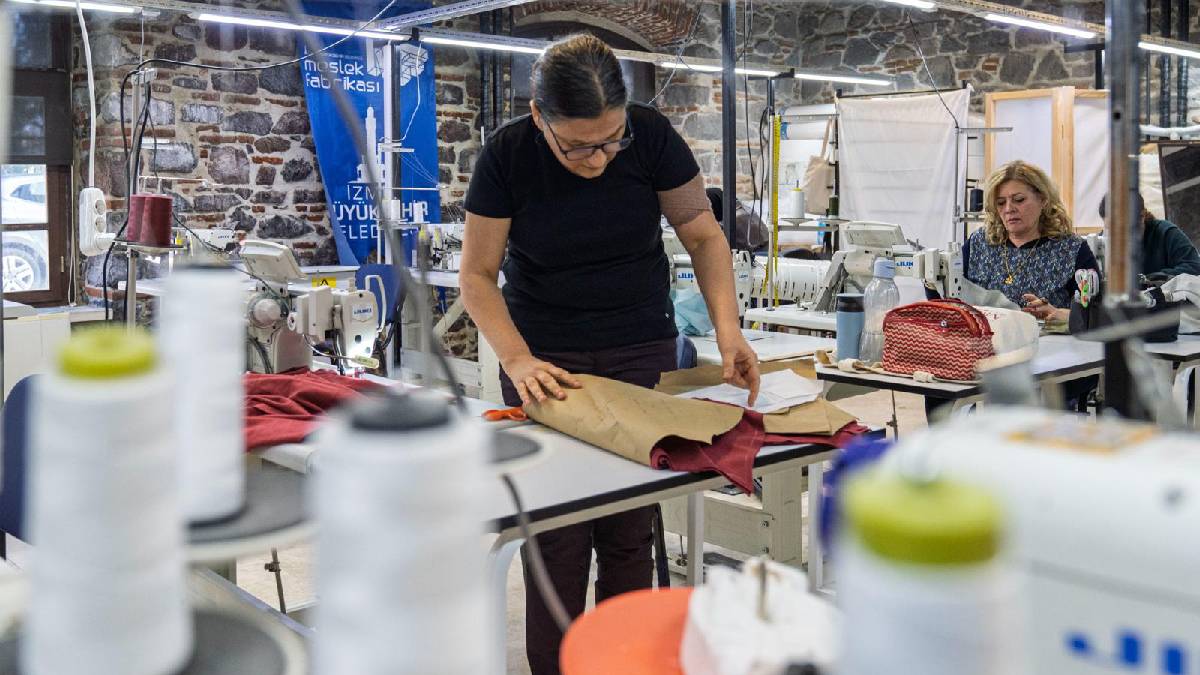 İzmir’in yeni başlangıçlara açılan kapısı: Meslek Fabrikası... İzmirlilerin yazdığı başarı hikâyelerinin mimarı oluyor