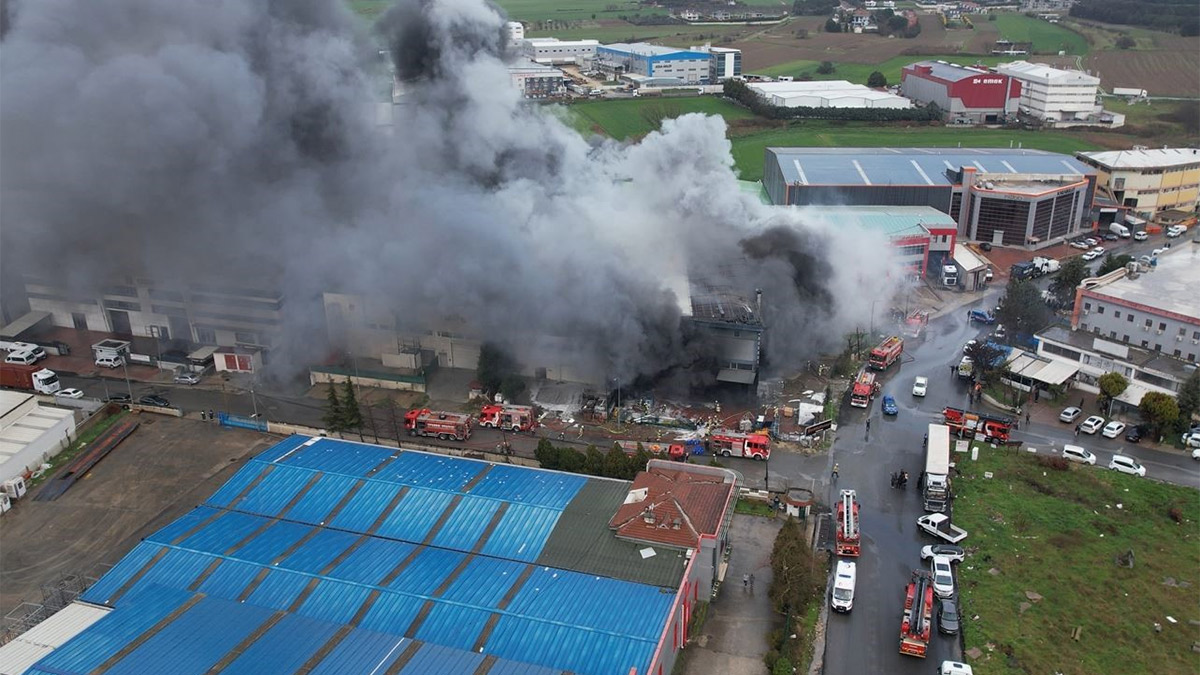 Silivri'de fabrika yangını! Patlamalar yaşandı, müdahale sürüyor