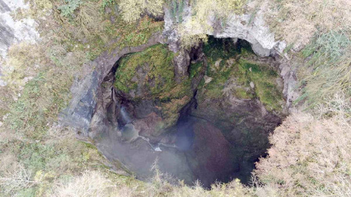 Bildiğiniz tüm mağaraları unutun: İçinden akan şelalesi ve derinliği fark atmaya yetiyor