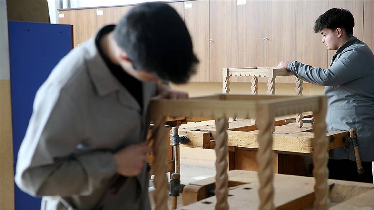 Fabrika gibi okul: Öğrencilerin üretimi ekonomik kazanç olarak dönüyor