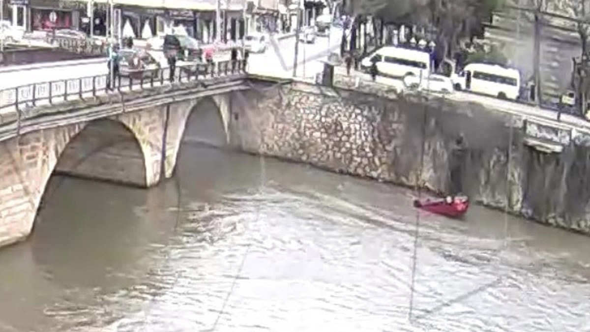 Amasya'da feci kaza! Yeşilırmak’a uçan otomobilde anne ve kızı kurtarıldı