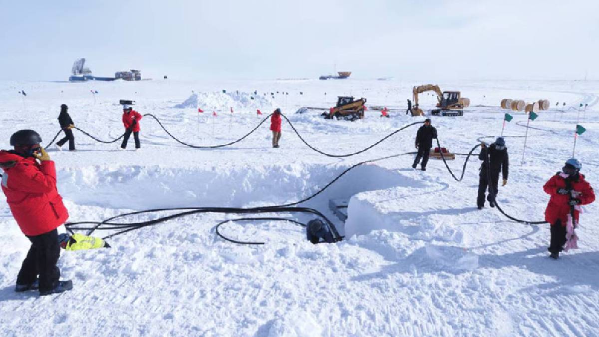Buzun içindeki mavi ışık, kozmik sırları aydınlatıyor