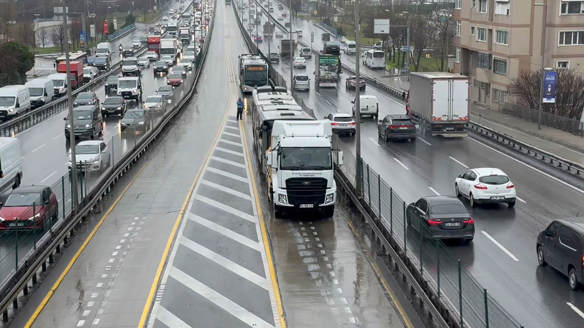 Avcılar'da 2 metrobüs çarpıştı: Yaralılar var