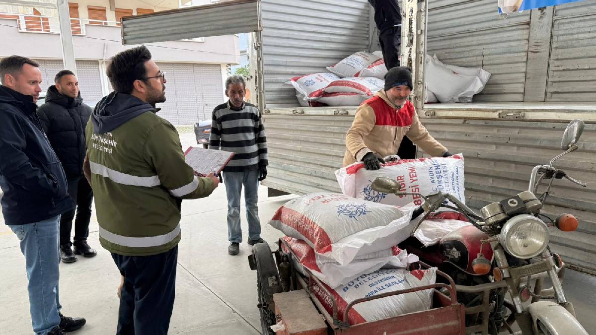 Başkan Çerçioğlu’nun küçük üreticilere yem destekleri devam ediyor