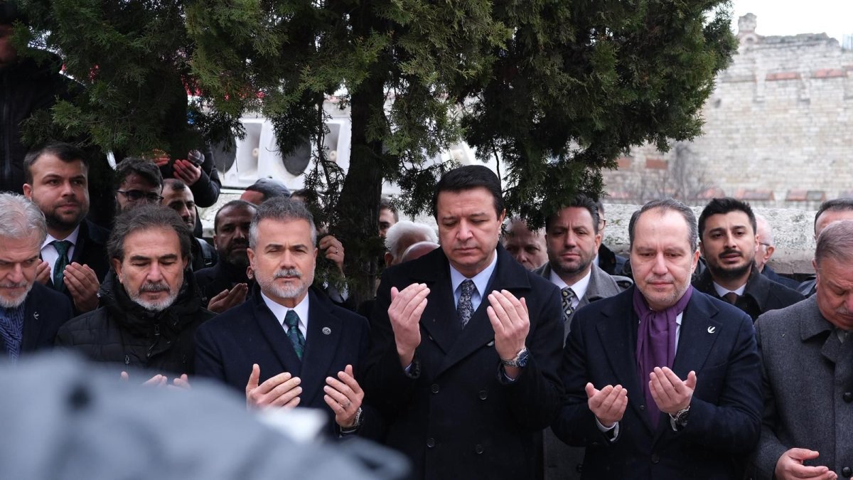 Necmettin Erbakan’ın kabrinde anlamlı buluşma: Arıkan ve Fatih Erbakan ilk kez birlikte