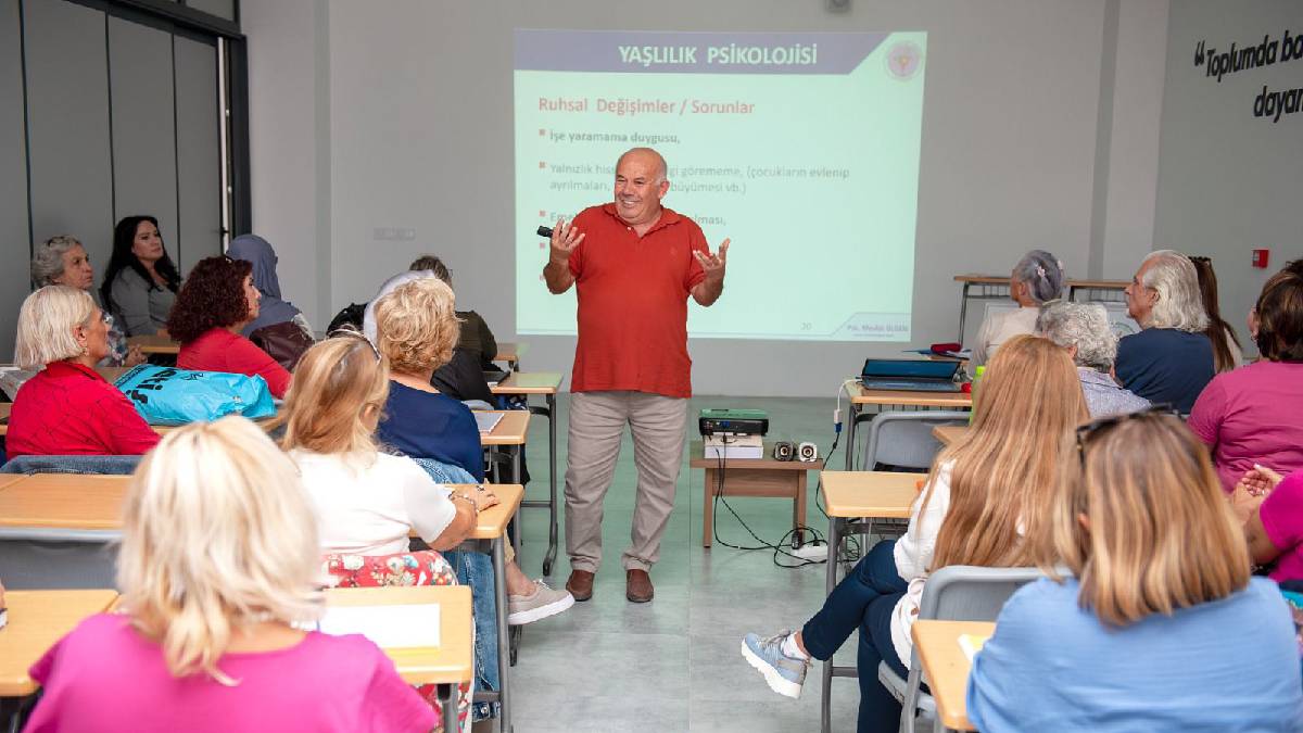 Karşıyaka’nın 3. Yaş Üniversitesinde 2. dönem başladı