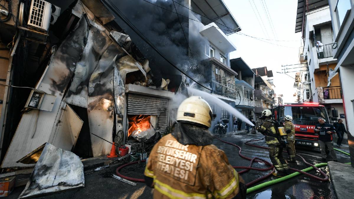 Buca’da iş yeri yangını panik yarattı