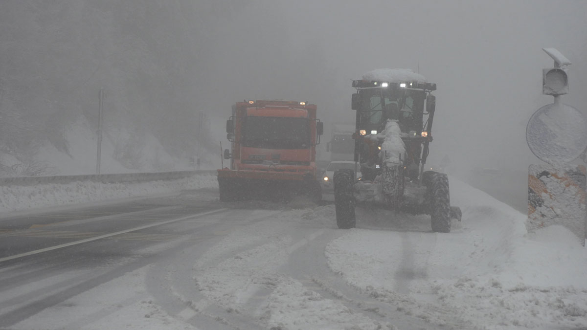 Bolu Dağı’nı kar ve sis kapladı: Görüş mesafesi 40 metreye düştü
