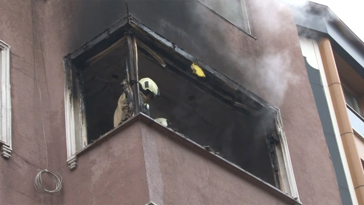 Esenler'de 4 katlı binada yangın paniği! Daire kullanılamaz hale geldi