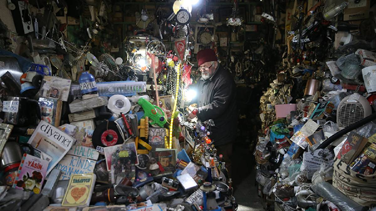 72 yaşında ilginç kişiliğiyle dikkat çekiyor: İğne atsa düşmeyecek dükkanındaki başarısı herkesi şaşırtıyor