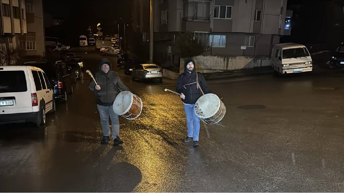 Geleneksel mesleği baba-oğul yaşatıyor: Dede mesleğiyle Ramazanı canlandırıyorlar