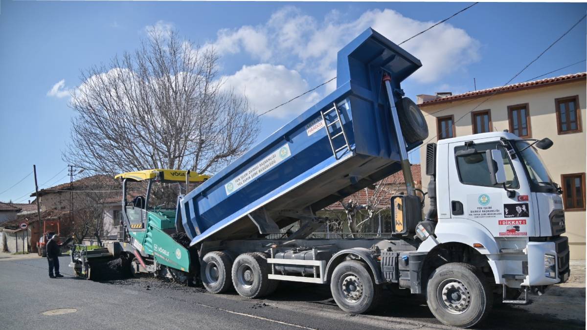 Büyükşehir’den Kula’da ulaşım konforu için 8 bin tonluk asfalt çalışması