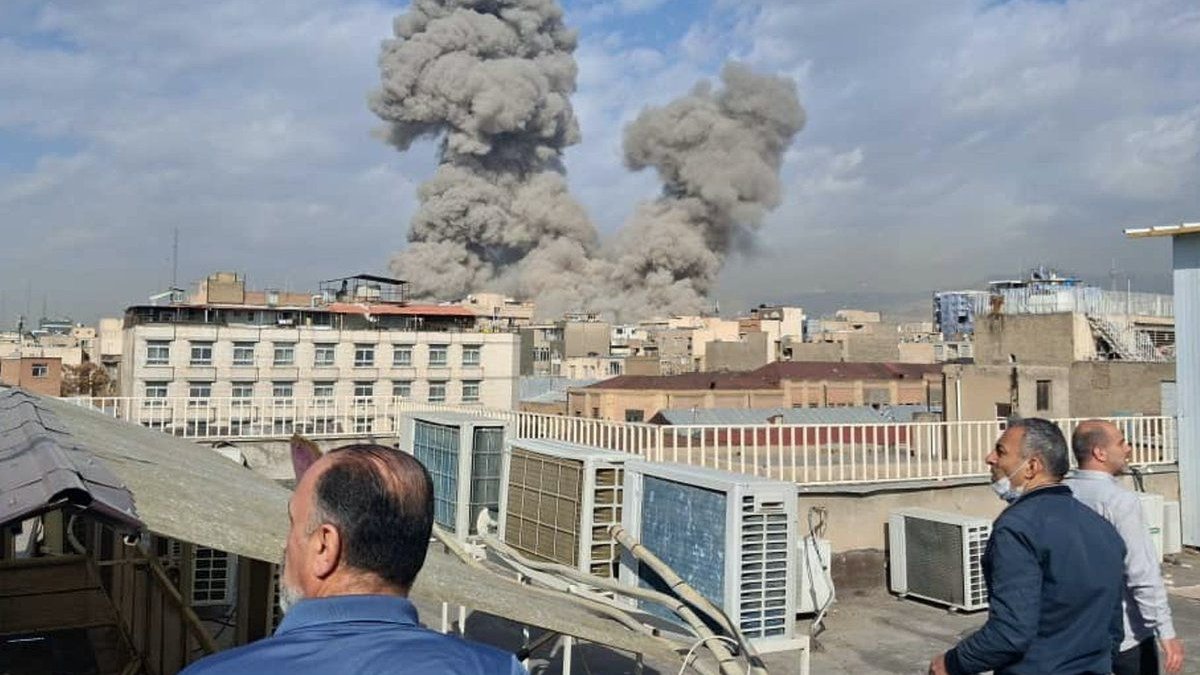 Türkiye'den ilk resmi açıklama İran'daki vatandaşlar için geldi: Dışarı çıkmayın, sınır kapıları açık