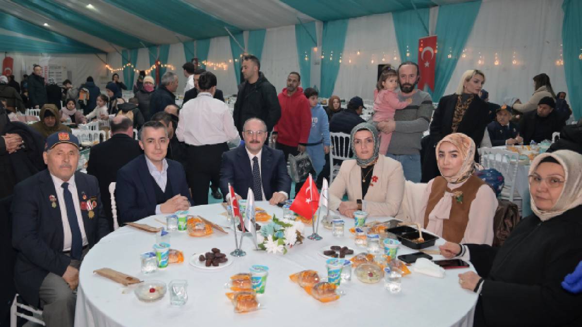 Mustafa Varank ve Can Aksoy gönül sofrasında Esenyurtlularla bir araya geldi