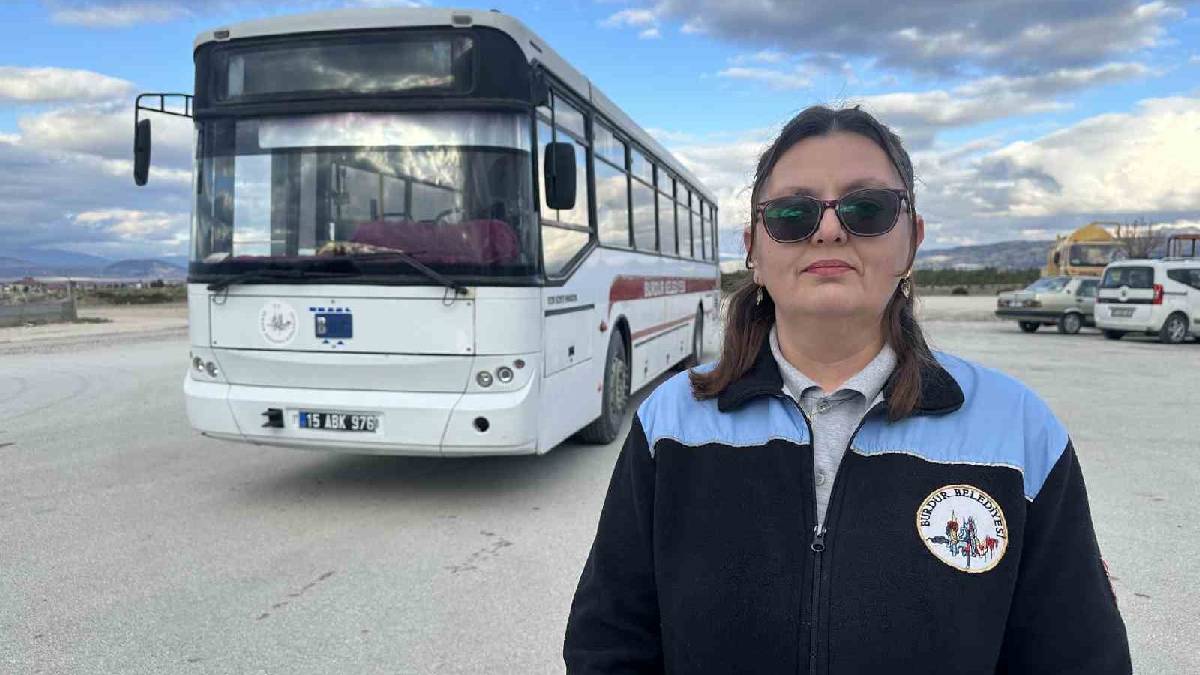 Hem bakımını yapıyor, hem de direksiyon sallıyor! 4 çocuk annesi 3 yıldır yolcu taşıyor