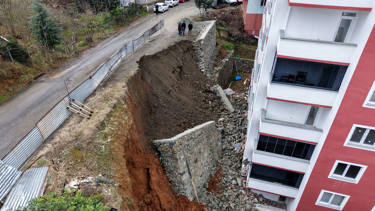 Trabzon’da istinat duvarı çöktü, daireler molozla doldu
